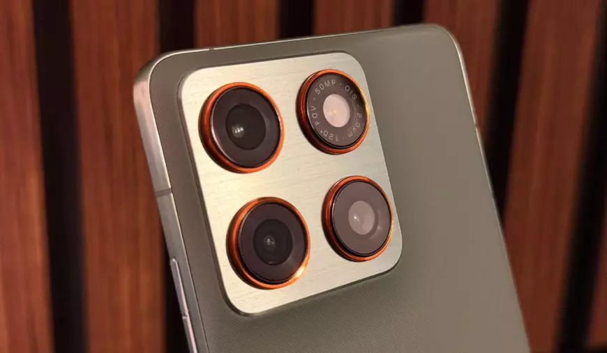 Poză cu camera foto a lui Motorola Edge 70, cu un fundal de lemn.