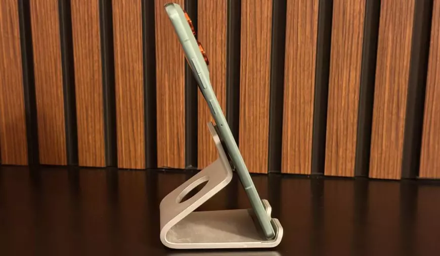 Poză cu laterala lui Motorola Edge 70, cu un fundal de lemn.