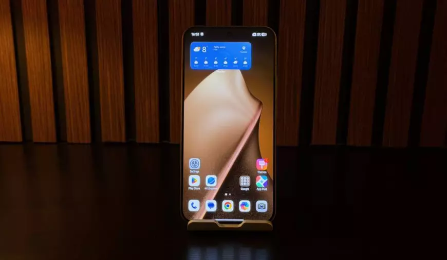 Ecranul lui Xiaomi 15T Pro, cu un fundal de lemn.