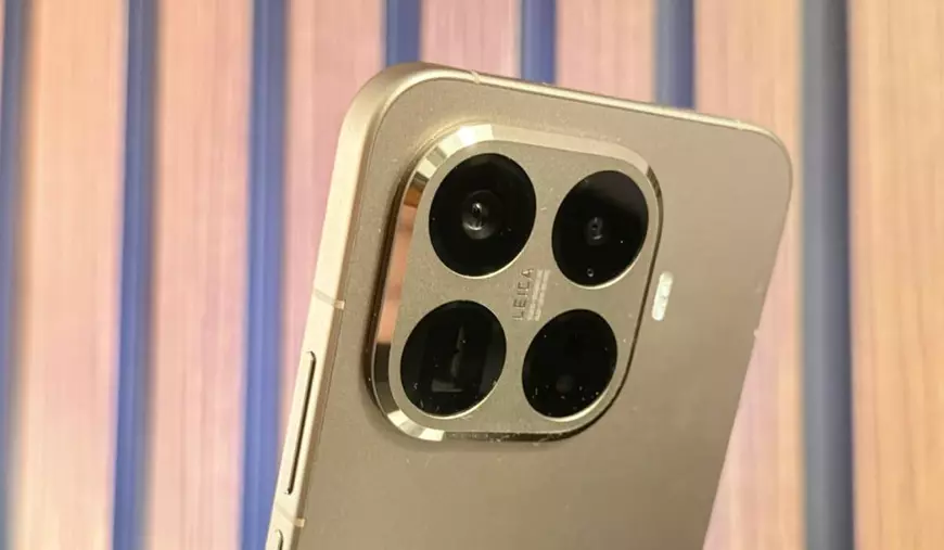 Prim plan cu camera foto a lui Xiaomi 15T Pro, pe un fundal de lemn.