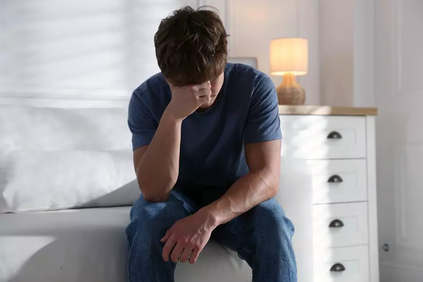 Adolescent care suferă de un atac de panică pe canapeaua de acasă