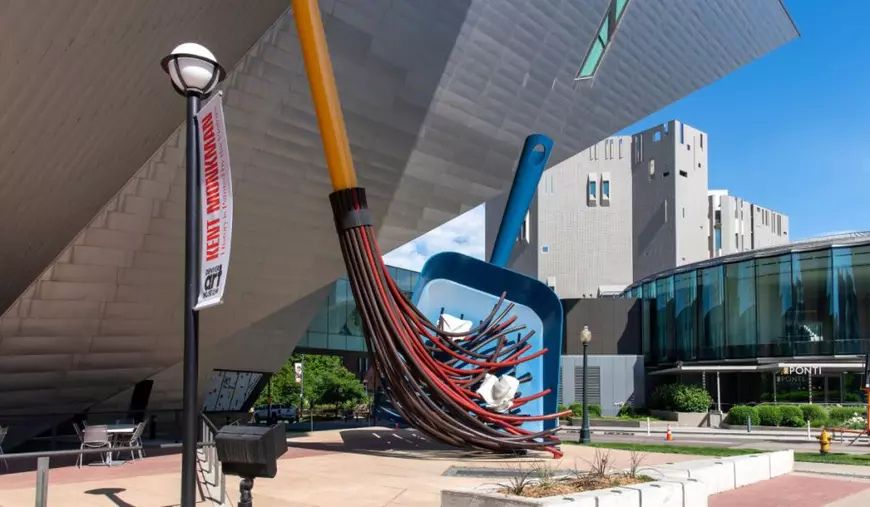 Monumentul numit ”Big Sweep” al sculptorului Claes Oldenburg situat în fața Muzeului din Denver. Foto Shutterstock 
