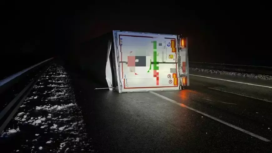Remorca unui camion  răsturnat pe o autostradă din Germania, noaptea