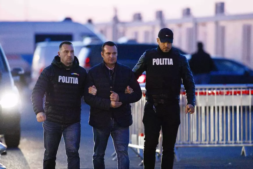 Fostul primar al municipiului Baia Mare, Catalin Chereches este predat sub escorta, catre Politia Romana in punctul de trecere a frontierei Nadlac 2. Nadlac, 19 Martie 2024