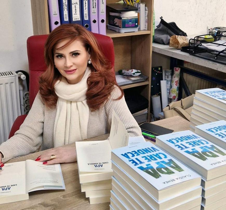 Claudia Benea, specialist în hidratare cu studii la Harvard imbracata in alb si bej, da autografe pe cartea sa, intr-o librarie