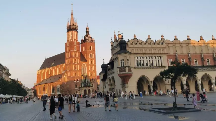Piata centrala din Cracovia la Apus