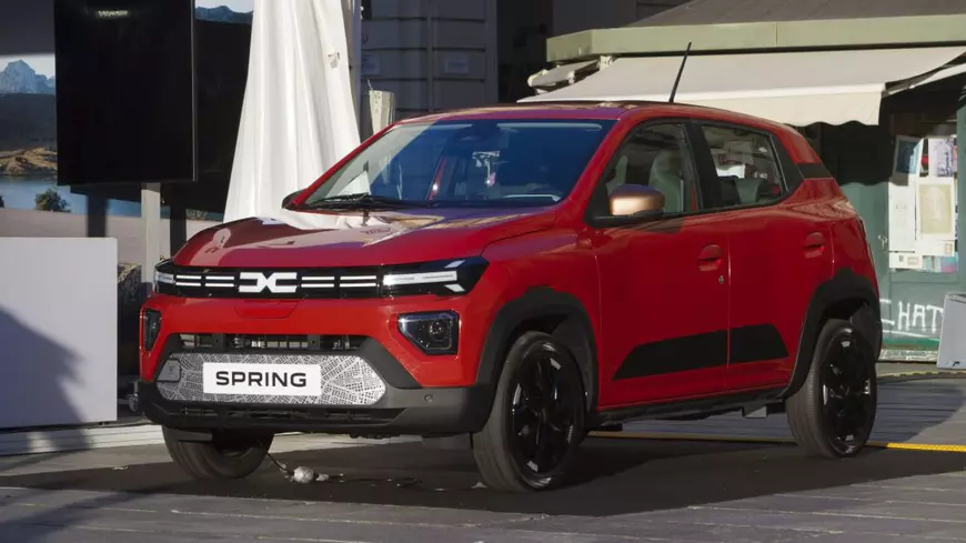 Dacia Spring de culoare portocalie - Torino, Italia. 13 septembrie 2024. Dacia Spring la Salonul Auto de la Torino 2024