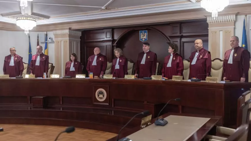 Curtea Constituțională este formată din 9 judecători. Primul din dreapta este Dacian Dragoș