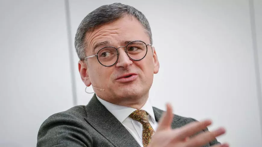 Dmitro Kuleba, fost ministru de externe al Ucrainei, îmbrăcat într-un costum gri, gesticulează