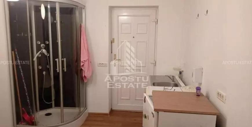 Cea mai ieftină garsonieră din Timișoara: 12 mp utili, te dai jos din pat direct în duș, iar baia e la comun