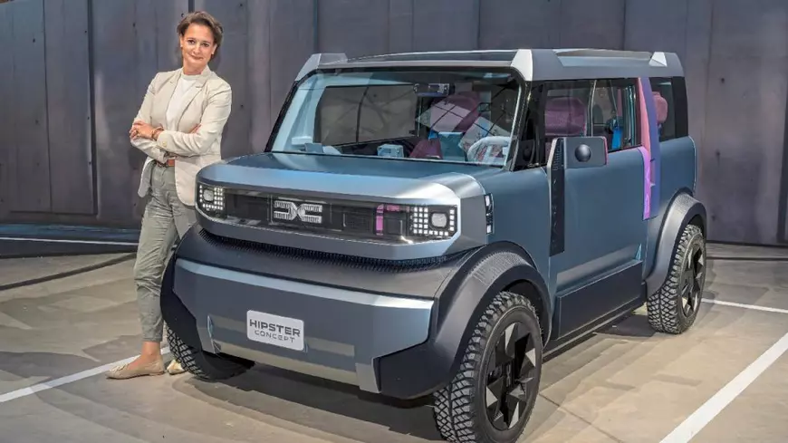 Katrin Adt, CEO Dacia, lângă Dacia Hipster