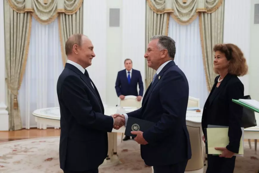 Vladimir Putin și Steve Witkoff dau mâna, înaintea unei întâlniri la Moscova, Rusia, 6 august 2026
