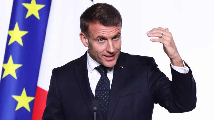 Emmanuel Macron vorbește gesticulând din mână la o conferință de presă organizată la Palatul Elysee din Paris, 6 ianuarie 2026