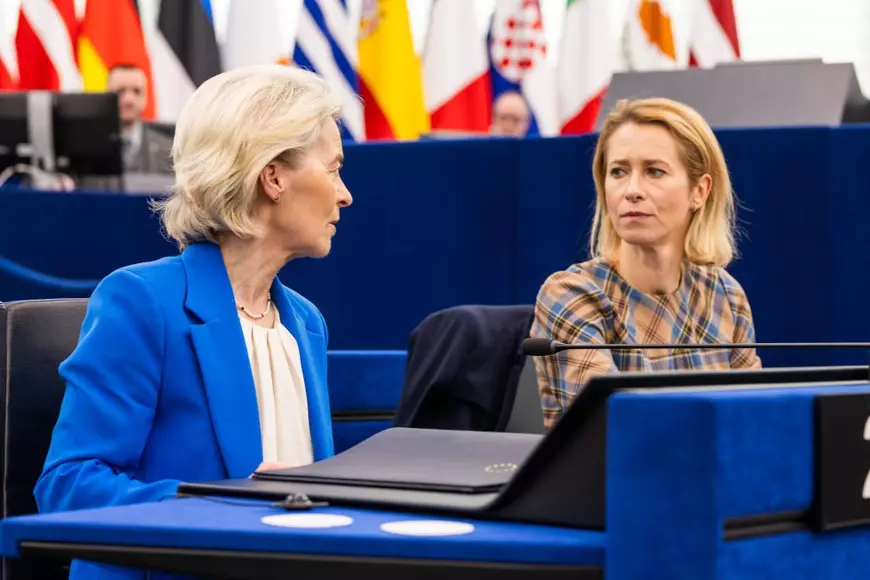 21 ianuarie 2026, Franța, Strasbourg: Președinta Comisiei Europene, Ursula von der Leyen, și Kaja Kallas (dreapta), Înaltul Reprezentant al Uniunii pentru afaceri externe și vicepreședinte al Comisiei Europene, participă la sesiunea plenară a Parlamentului European la Strasbourg.