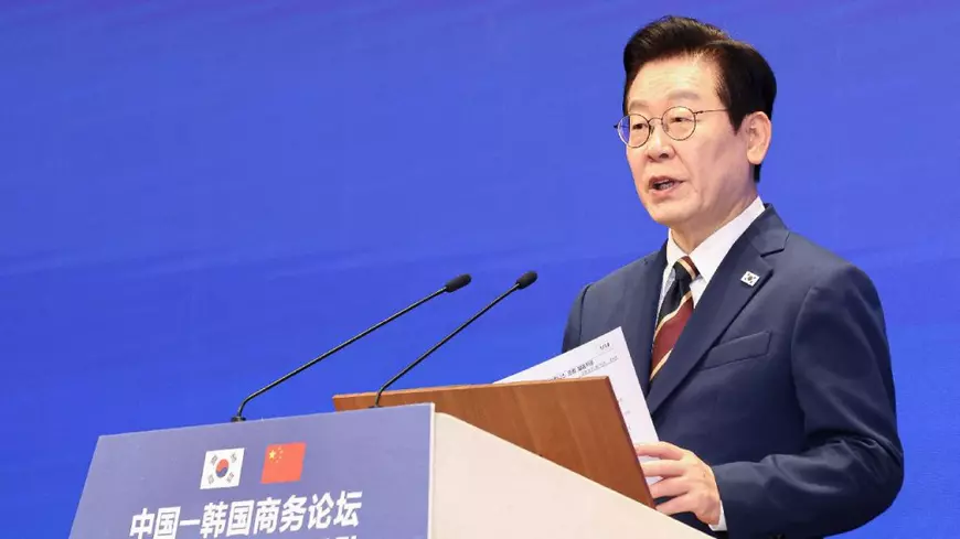 5 ianuarie 2026, China, Beijing: Președintele sud-coreean Lee Jae Myung ia cuvântul în cadrul unui forum între oameni de afaceri din Coreea de Sud și China, organizat la Diaoyutai State Guesthouse din Beijing. 