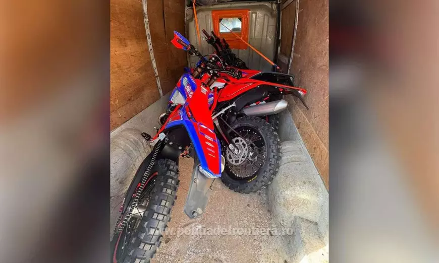 Patru motociclete de culoare rosie, într-un microbuz