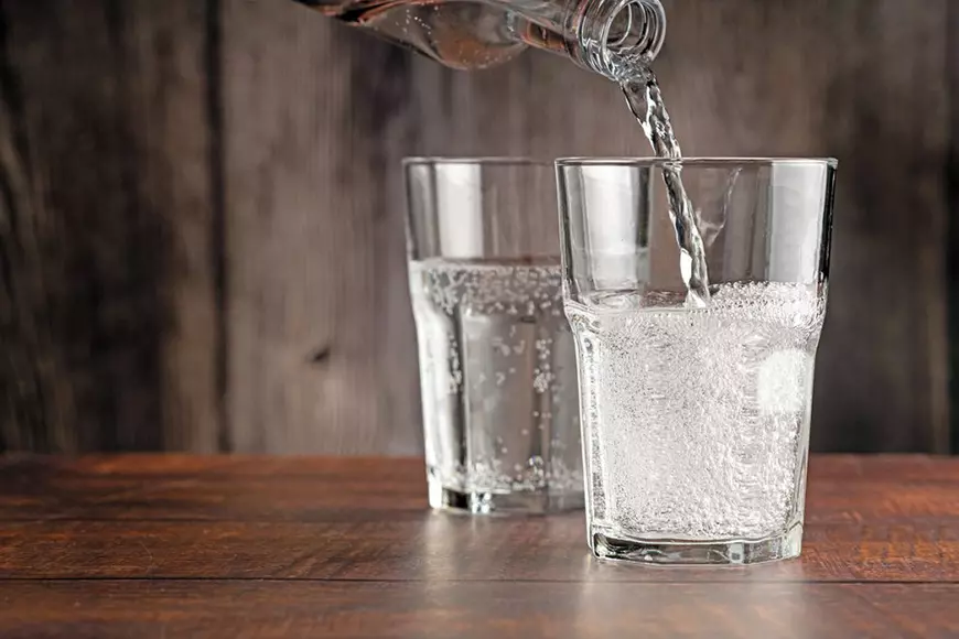 Doua pahare cu apa minerale pe o masa. Foto ilustrativ: Shutterstock