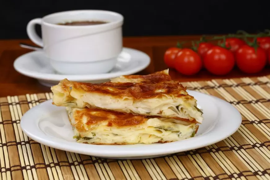 Plăcintă cu iaurt, verdețuri și ceapă verde