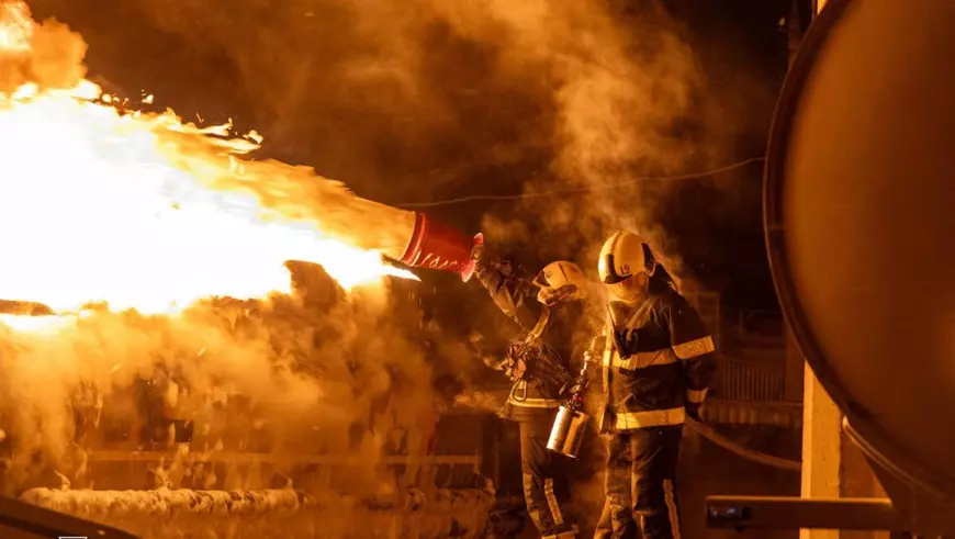 Pompierii sting un incendiu la locul unui atac aerian efectuat de ruși la Kiev Foto: Profimedia