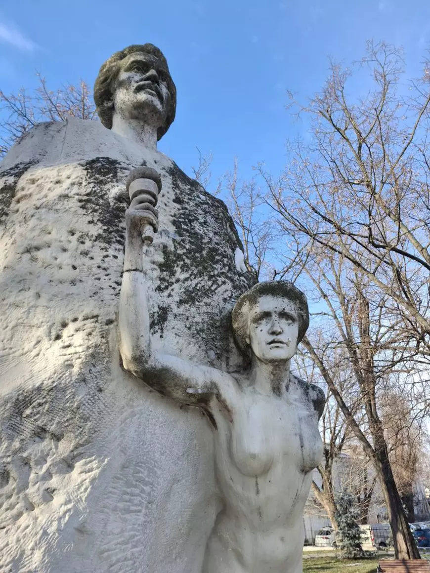Cum îl mai venerează românii contemporani pe Mihai Eminescu, de Ziua Culturii Naționale. Cazul Galați: vandalizat, băgat în ritualuri satanice, mânjit cu chimicale 