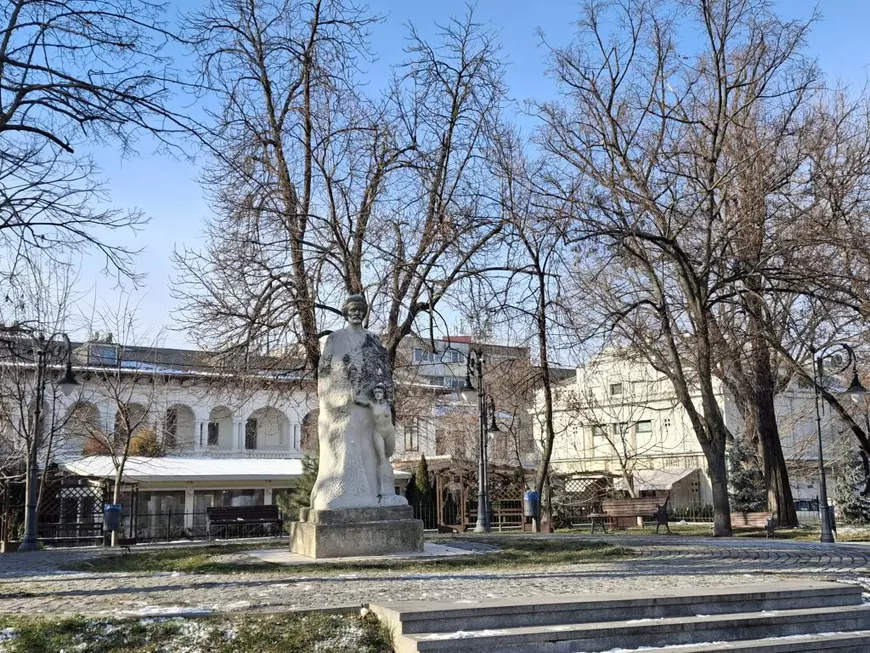 Primul grup statuar din România al poetului Mihail Eminescu se află în Galați