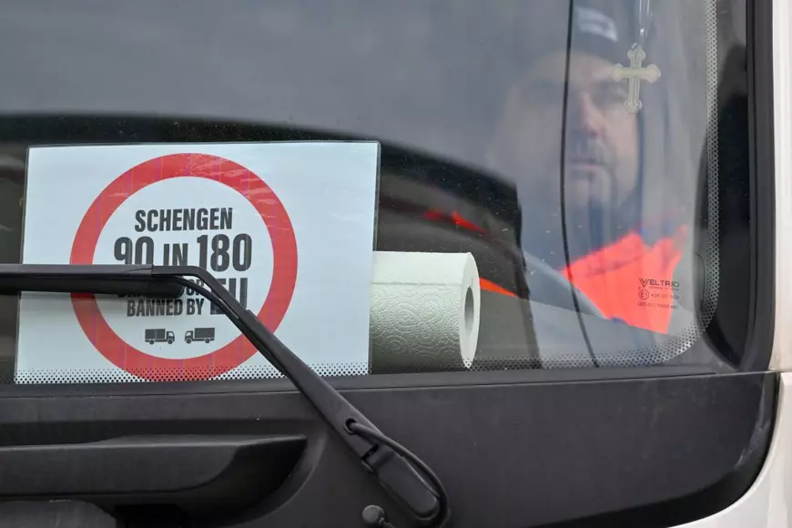 Șoferii de TIR care blochează de trei zile vămile UE din cauza regulii 90/180 ar putea primi o viză specială pentru Schengen