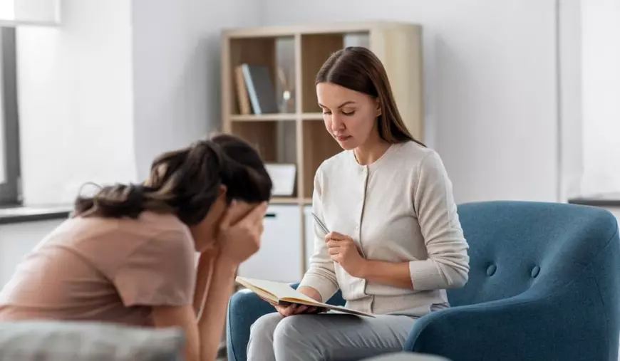O tânără depresivă intr-o consultație cu un psihoterapeut