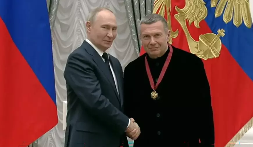 Vladimir Putin âl premiază pe Vladimir Soloviov