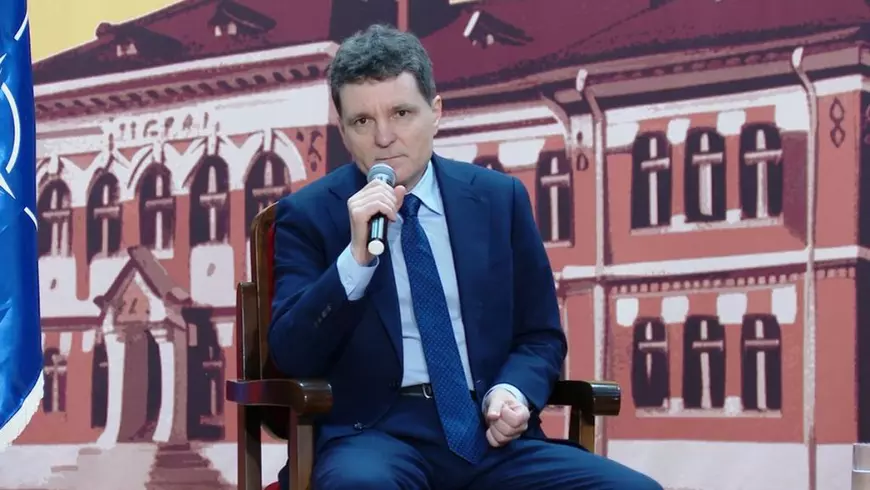 Președintele Nicușor Dan vorbește la Colegiul Naţional „Unirea” din Focşani, de Ziua Unirii Principatelor Române, iar în spatele lui este suprapusă imaginea instituției, sâmbătă, 24 ianuarie 2026