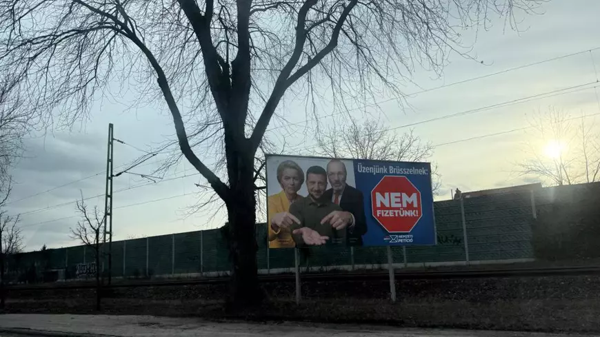 Afiș electoral prin care Fidesz, partidul lui Viktor Orban, îl prezintă pe Volodimir Zelenski ca un „cerșetor” Foto: Libertatea