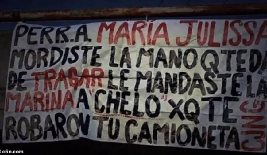 Bannerul de amenințare pentru Maria Julissa, agățat pe un pod din Mexic, cu text scris în culori negru și roșu
