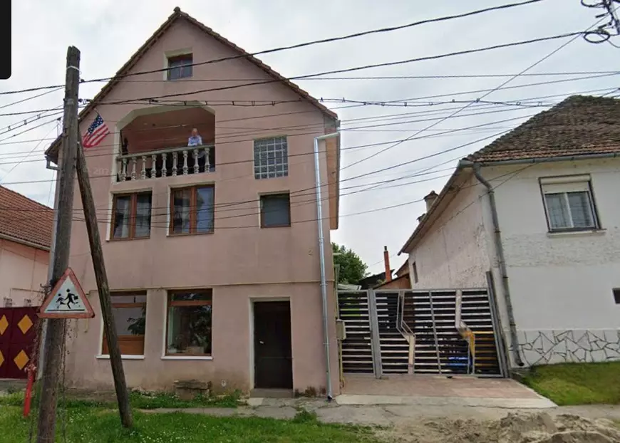 O casa roz cu doua etaje