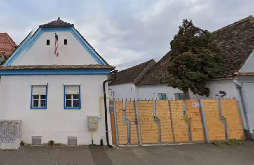 O casa alba cu porti de lemn