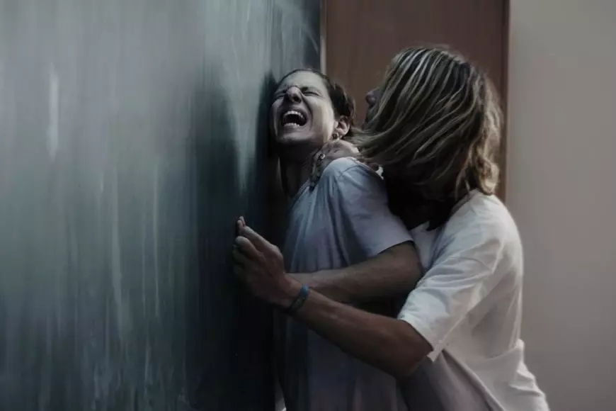 Ne-a atras imediat prin atmosfera întunecată, aproape de „True Detective”, dar și prin modul în care aborda o temă socială extrem de importantă: bullying-ul din școli. Foto: cinemagia.ro