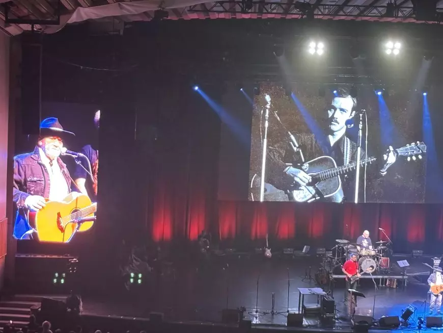 Nicu Alifantis canta pe o scena