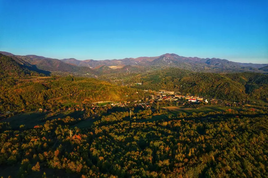 Vedere de sus a unei localitati