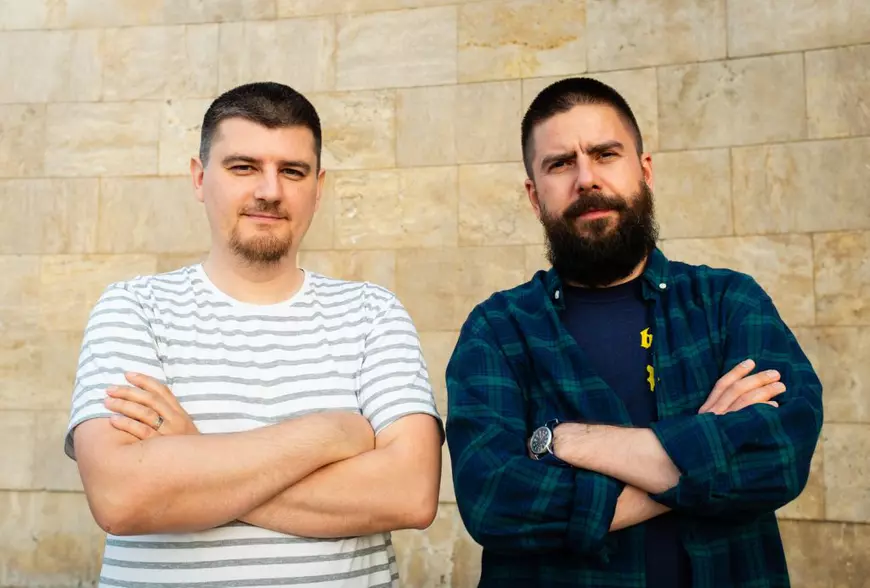 „Cazul Samca”, primul fake true crime românesc, transformă hărțuirea din școli într-o anchetă cu miză socială. Regizorii filmului „Cazul Samca”: „Ar fi bine să nu transformăm suferința în spectacol”