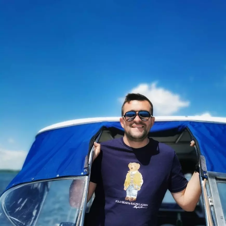 Un barbat in tricou negru