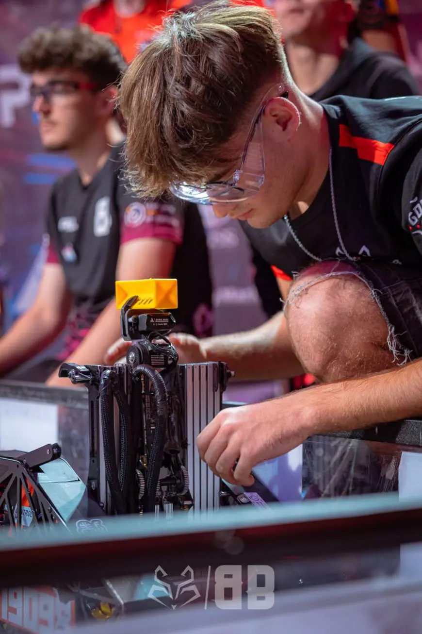 Cea mai mare competiție de robotică are loc la Sala Polivalentă din București, luna viitoare. Echipa „Eastern Foxes” din Ploiești: „Nu este doar despre șuruburi și linii de cod”