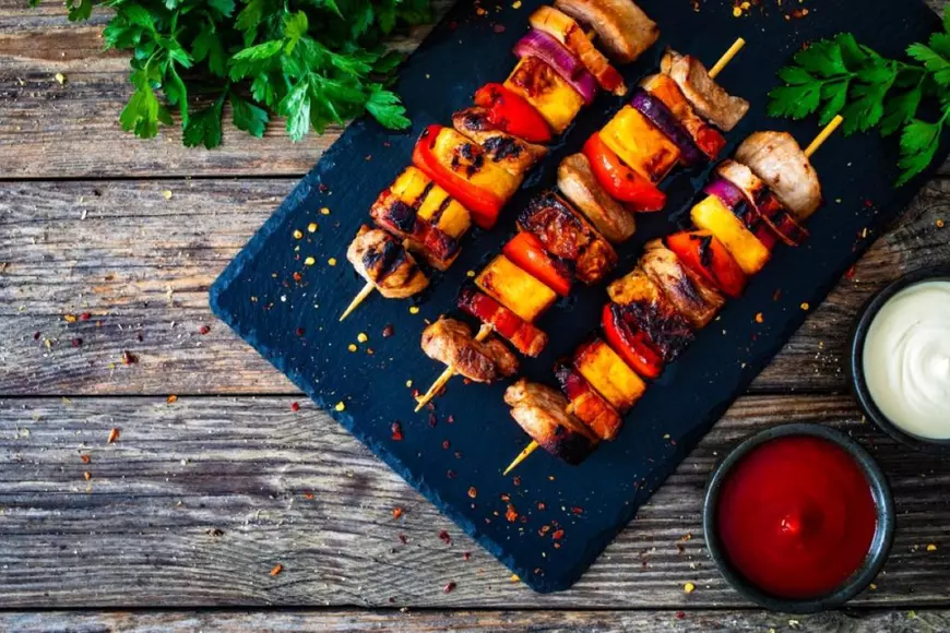 Frigărui cu pui și ananas