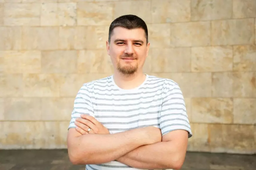 „Cazul Samca”, primul fake true crime românesc, transformă hărțuirea din școli într-o anchetă cu miză socială. Regizorii filmului „Cazul Samca”: „Ar fi bine să nu transformăm suferința în spectacol”