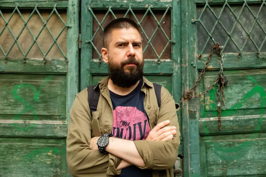 „Cazul Samca”, primul fake true crime românesc, transformă hărțuirea din școli într-o anchetă cu miză socială. Regizorii filmului „Cazul Samca”: „Ar fi bine să nu transformăm suferința în spectacol”