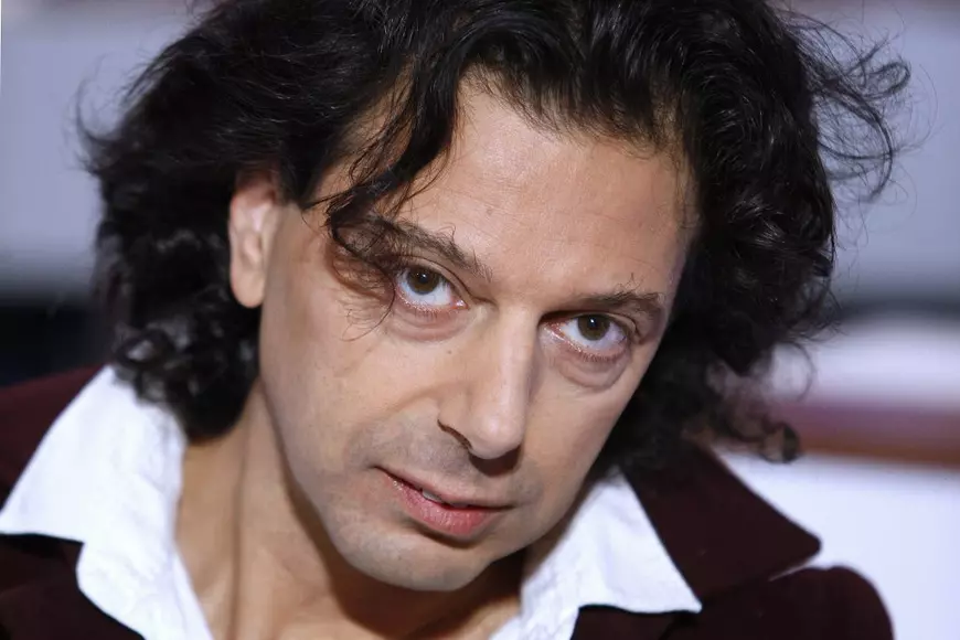 Eric Sadin, in sacou negru si camasa alba