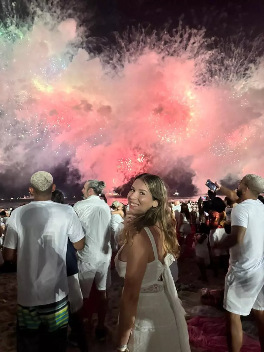 Laura, în alb, de Anul Nou pe plaja Copacabana din Rio de Janeiro