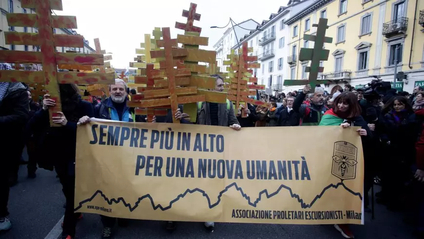 Manifestanții anti-Jocuri Olimpice au denunțat tăierea copacilor pentru construirea unei piste de bob Foto: Profimedia