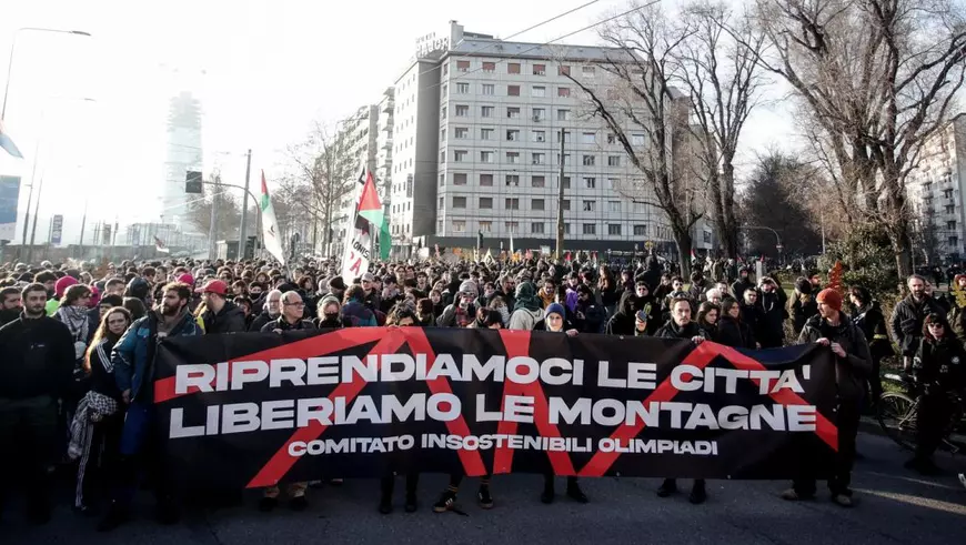 Milano, 7 februarie 2026 Marș împotriva Jocurilor Olimpice. Pancartă cu mesajul „Să ne recâștigăm orașul, să eliberăm munții” Foto: Profimedia