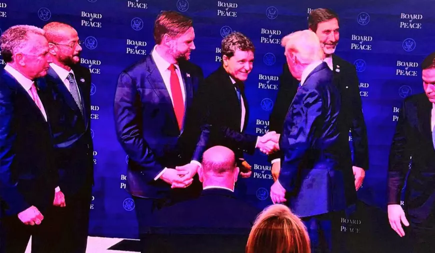 Nicușor Dan este salutat de președintele Donald Trump la Consiul de Pace de la Washington, 19 februarie 2026. Foto: presidency.ro