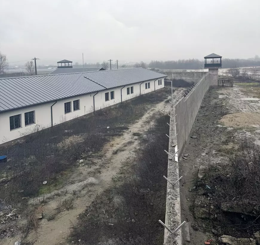 O vedere aeriana a unui penitenciar in constructie