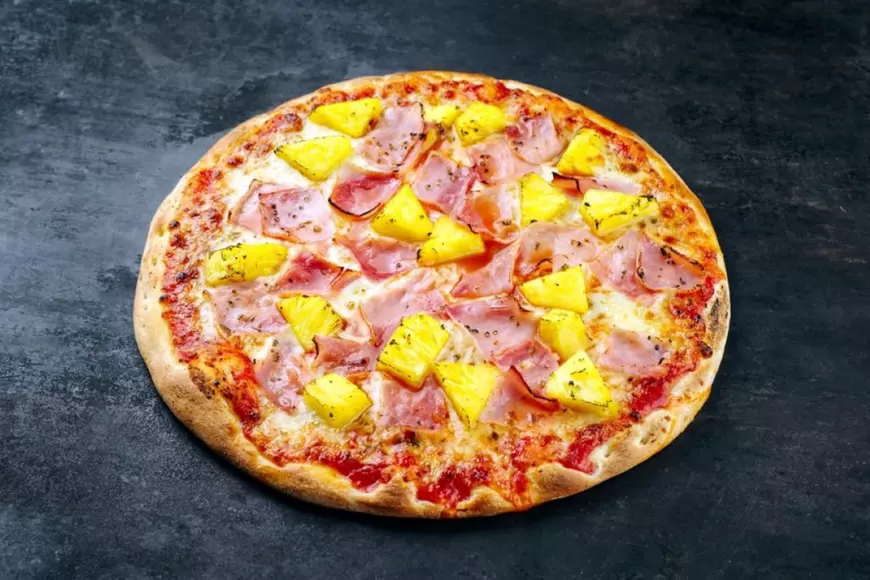 Pizza cu ananas și șuncă în stil hawaian