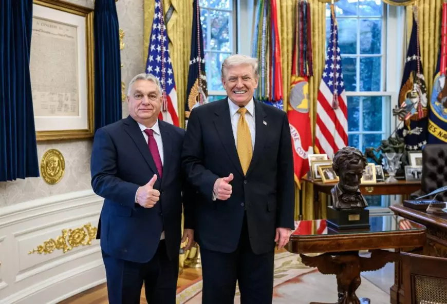 Donald Trump și Viktor Orban stau unul lângă altul și țin degetul mare în sus, în timp ce zâmbesc, 7 noiembrie 2025